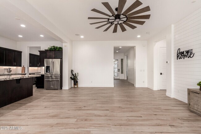 Building Photo - 2316 E Canary Dr