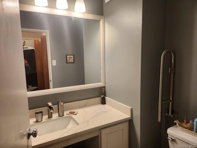 Building Photo - 360 Shore Rd