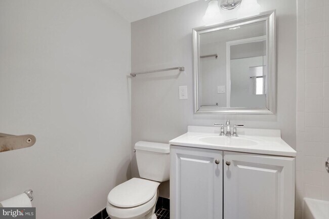 Building Photo - 4 Monroe St