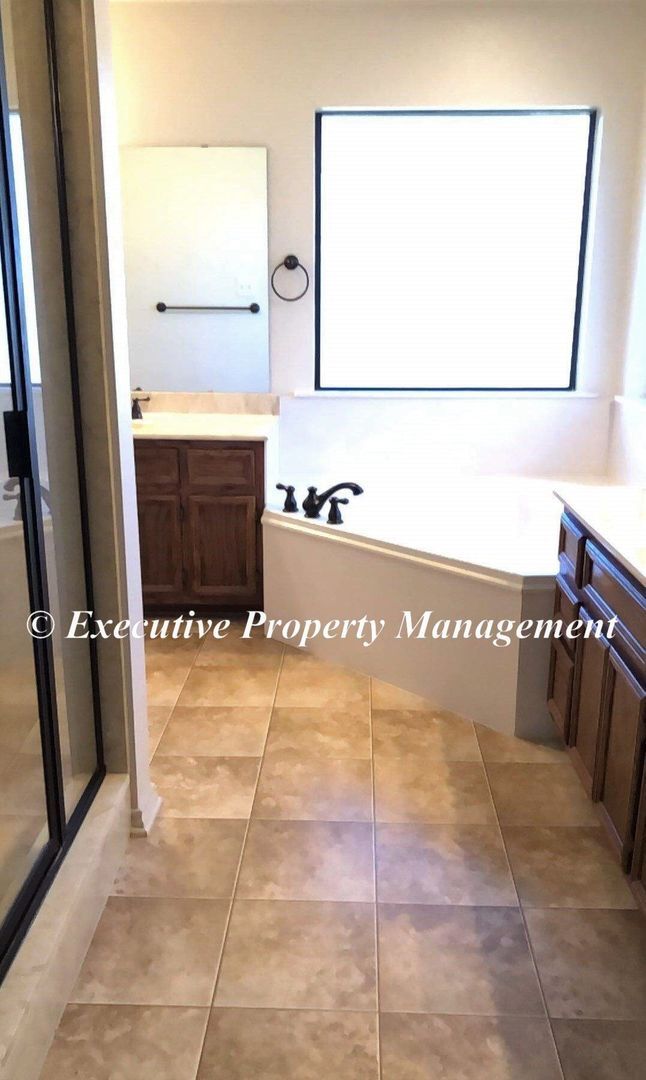 Building Photo - 2401 Terry Dr