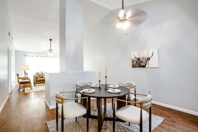 Building Photo - Charming Townhome on a Quiet Cul-de-Sac