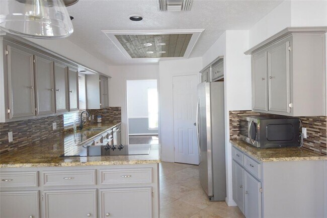 Building Photo - 15030 Vistamont Dr