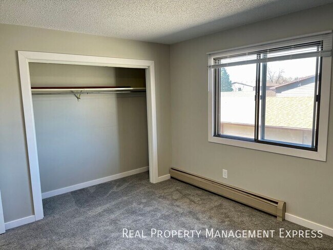 Building Photo - 2 Bedroom Apartment on the West Side