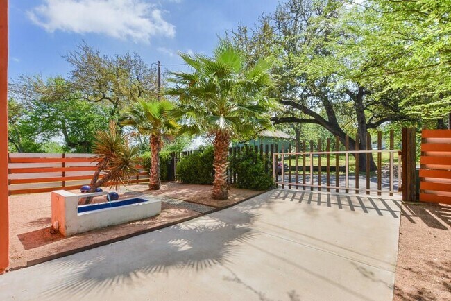 Building Photo - 2410 Bryan St