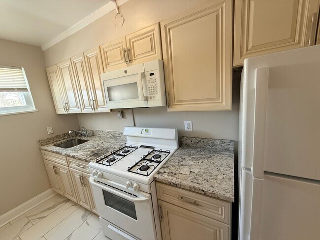 Building Photo - 2Bedroom apt for rent