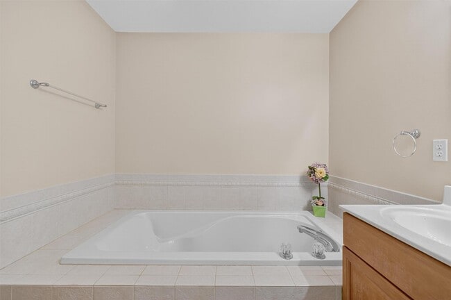 Building Photo - 295 Pinebrook Dr