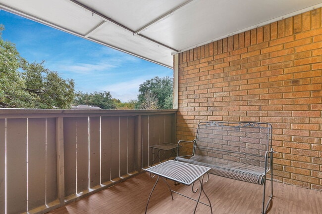Building Photo - 2800 Escada Dr