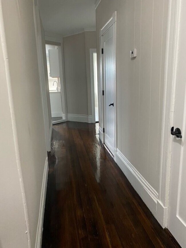 Building Photo - Renovated 4 bedroom unit with easy access!