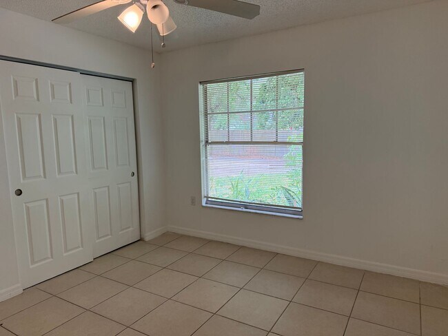 Building Photo - 2208 N Lockwood Ridge Rd