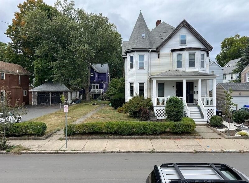 Building Photo - 90 Cedar St