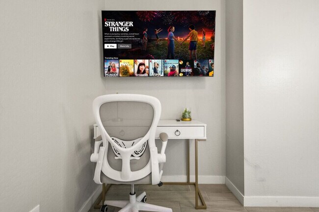 Building Photo - 6606 W Paradise Ln