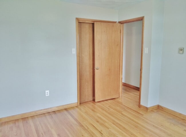 Building Photo - 2 Bed / 1-1/2 Bath Single Family Home