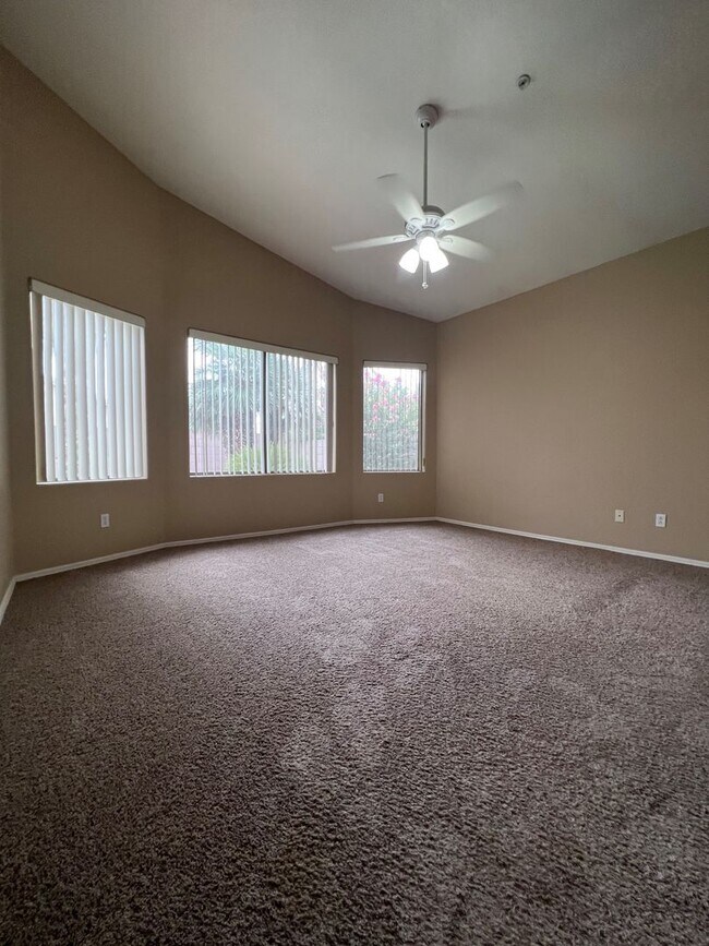 Building Photo - 4 BEDROOM WITH POOL