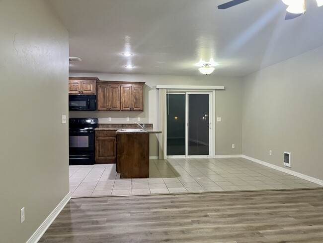 Building Photo - Janessa Townhome