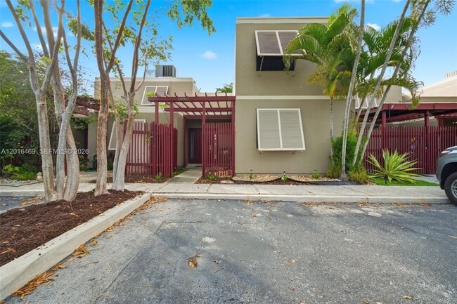 Building Photo - 10941 N Lakeview Dr