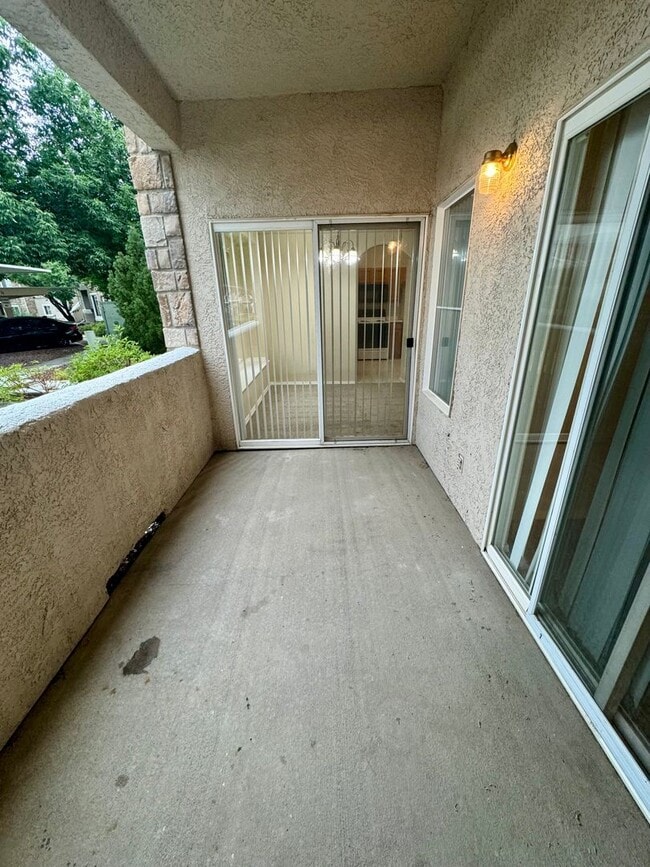 Building Photo - Gated West Side 2 bedroom/2 bath condo