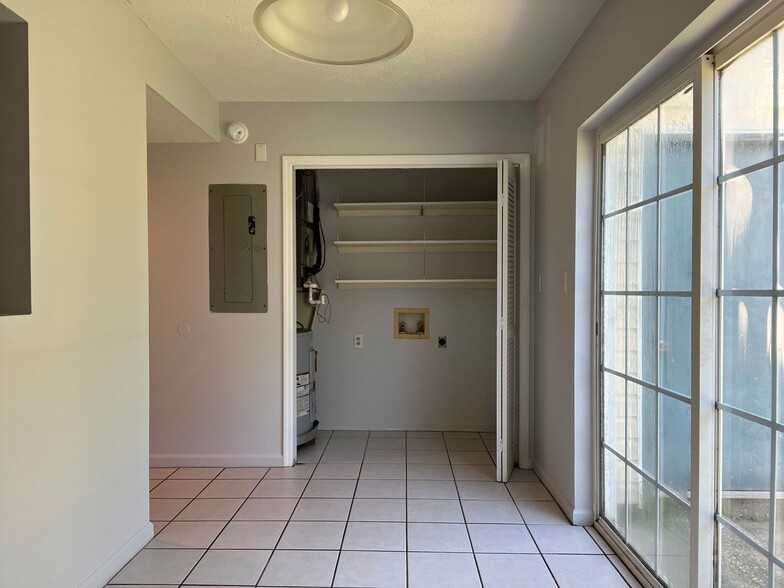 Building Photo - 1210 Shalom Dr