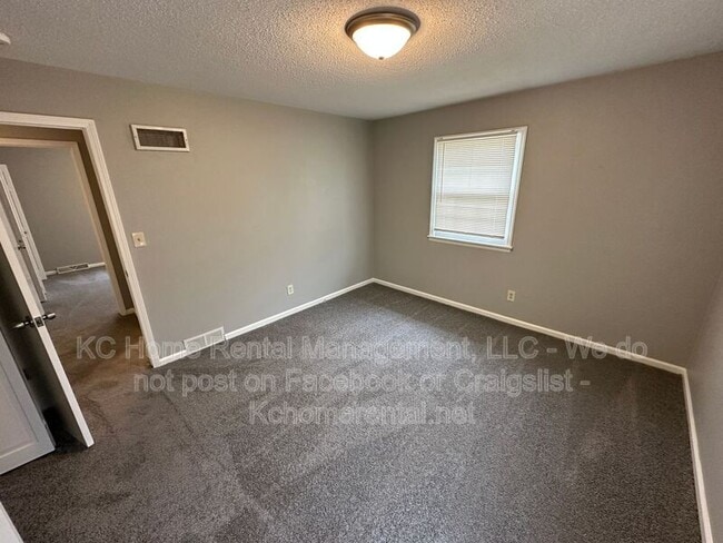 Building Photo - 708 NW Mock Ave