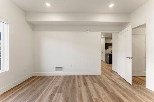 Building Photo - 302 S Divario Cyn Dr