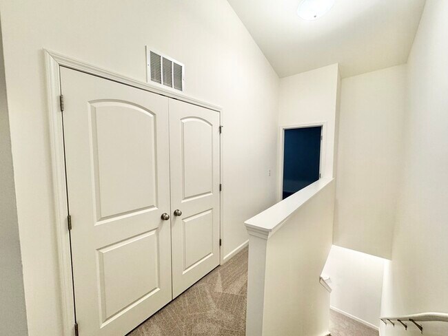 Building Photo - Two bedroom 2 1/2 bath Minutes from downtown Mooresville - Move In Special