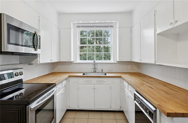 Building Photo - 2878 N Hills Dr NE