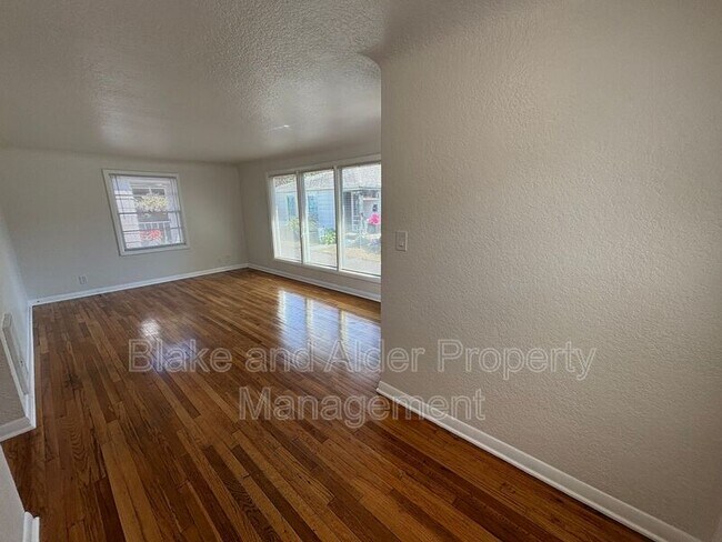 Building Photo - 656 Breys Ave NE