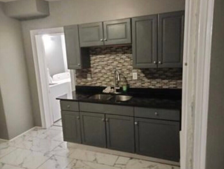 Building Photo - 21 Haendel St