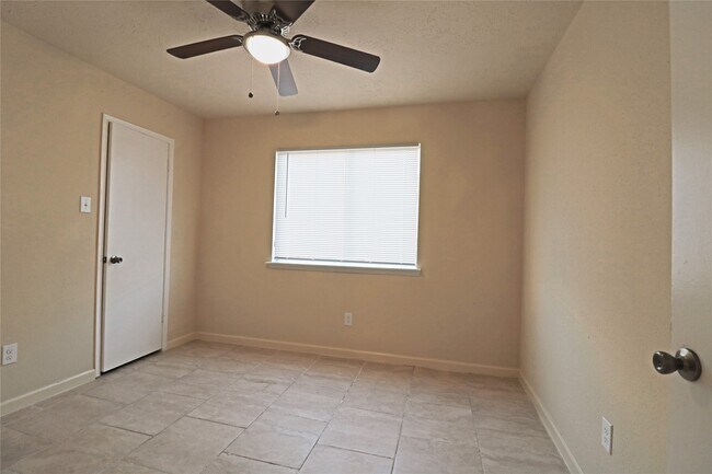 Building Photo - 7603 Loro Linda Dr