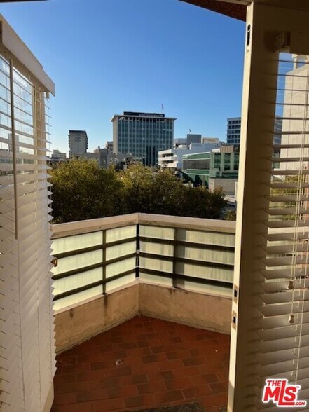 Building Photo - 120 S Crescent Dr