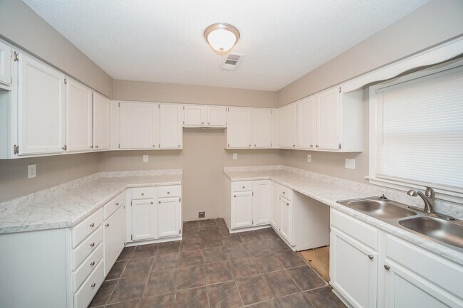 Building Photo - 6602 Meadow Bend Dr