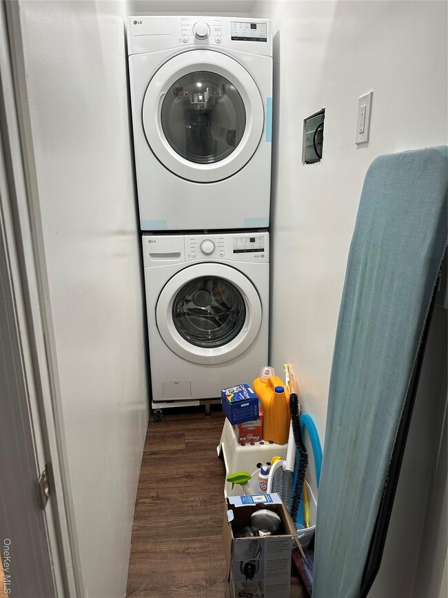 Building Photo - 15 Brook Dr