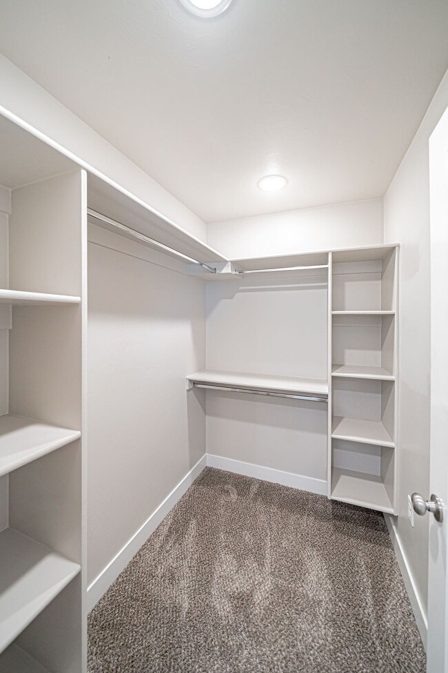 Building Photo - END UNIT TOWNHOME!!