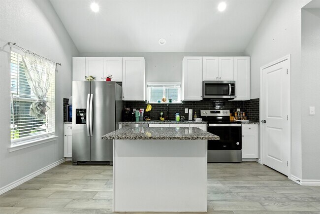 Building Photo - 352 Westchase St