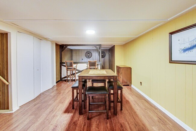 Building Photo - 1304 N Mitchell Ave