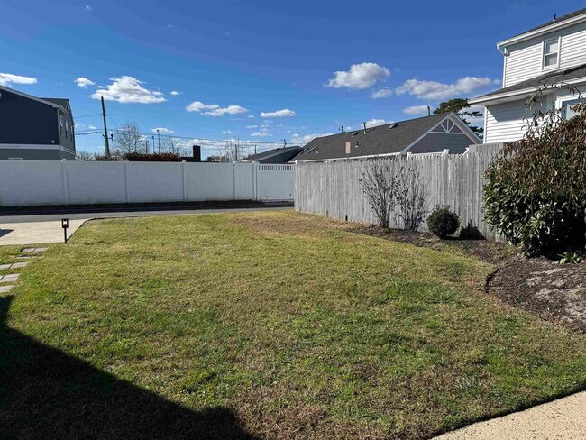 Building Photo - 566 N Elberon Ave