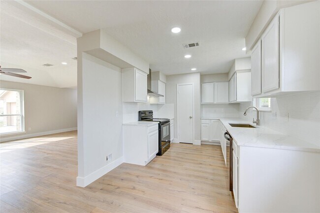 Building Photo - 328 Meadow Wood Ct