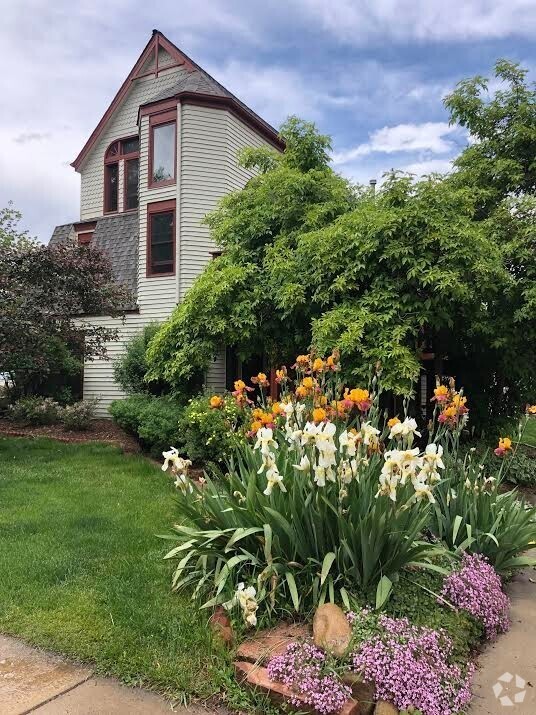 Building Photo - Updated 3 Bed 2 Bath Victorian Style Townh...