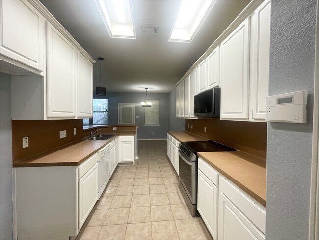 Building Photo - 16854 Carrollton Creek Ln