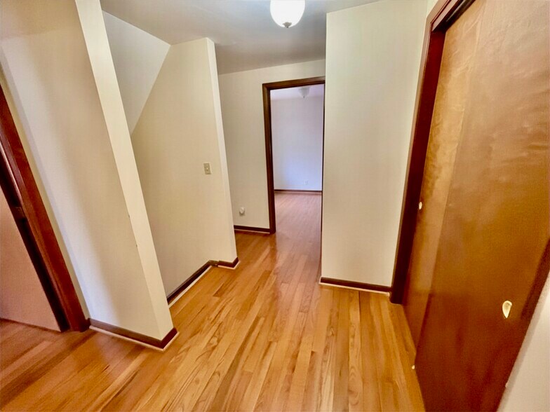 Building Photo - 227 Sunshine Dr