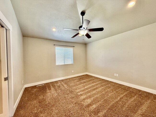Building Photo - 6928 Village River Ln