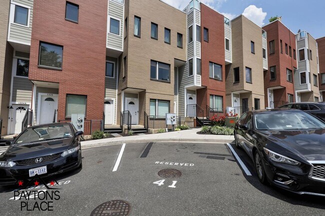 Building Photo - Townhome Style Condo with Parking
