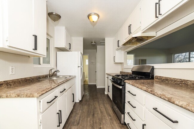 Building Photo - PURE Property Management Presents: 3 Bedroom 2 Bath in Santa Rosa. Water & Sewer Included !