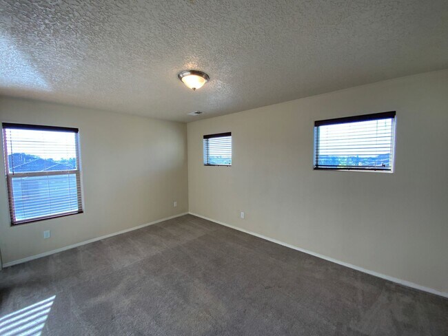 Building Photo - 4 Bedroom Home Available Near Golf Course ...