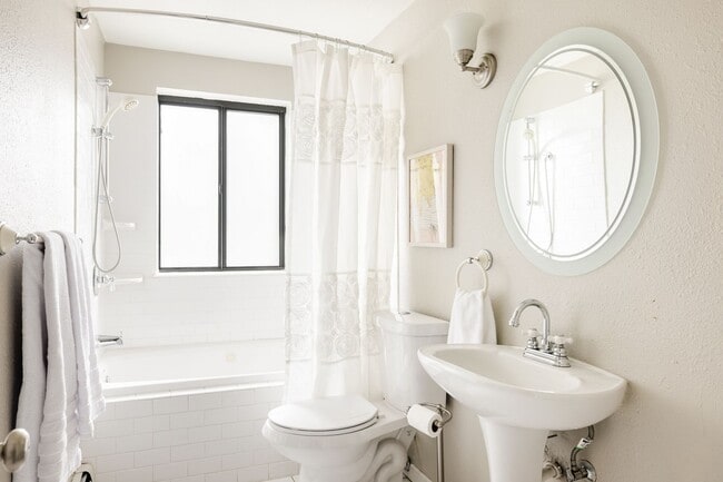 Building Photo - Top-Floor 2BA, 1BA Cap Hill Condo with Par...
