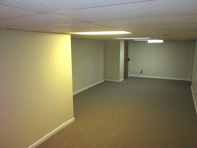 Building Photo - Desirable Mequon Home in Heart of Ville du...