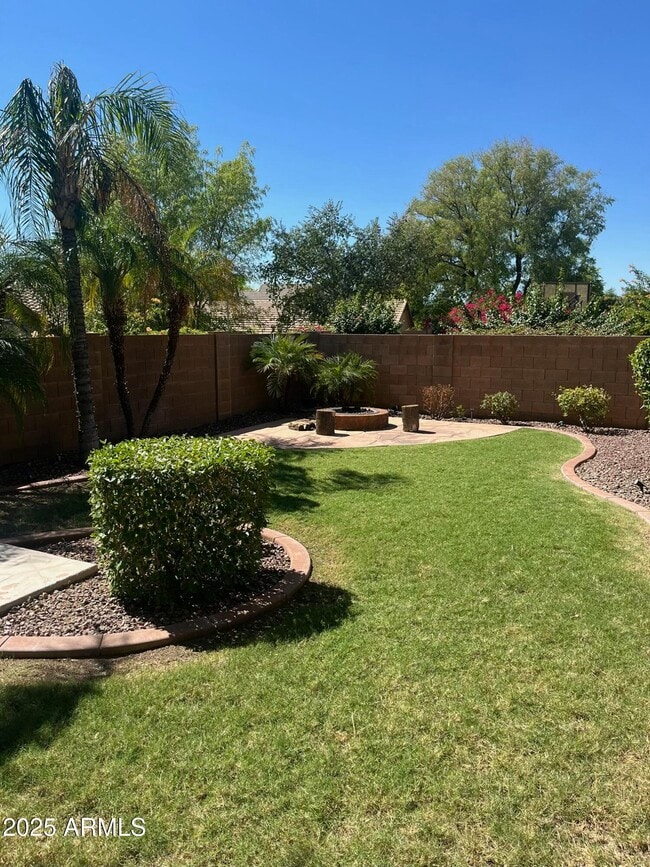 Building Photo - 2213 W Madre Del Oro Dr