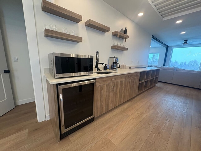 Primary Photo - 220 Circle Dr