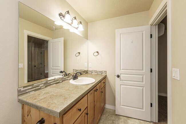 Building Photo - 3 Bedroom 2.5 Bath Townhome - Convenient R...