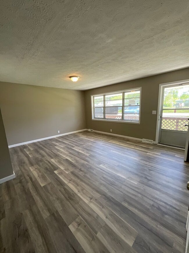 Building Photo - 3 bedroom 2 bathroom house for rent