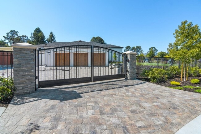 Building Photo - 1505 Wedgewood Dr